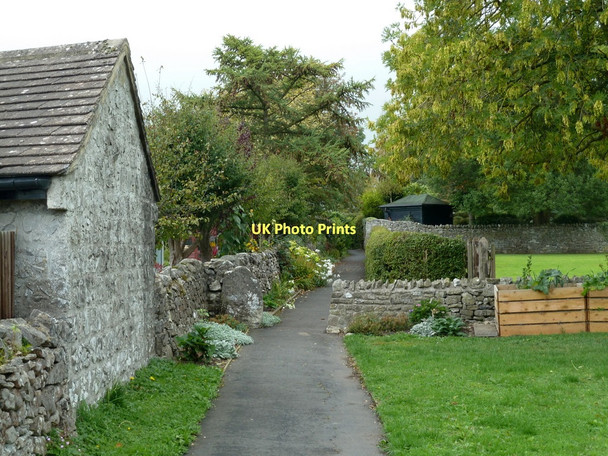 Photo 6"x4" Village footpath, Great Longstone Great Longstone c2011