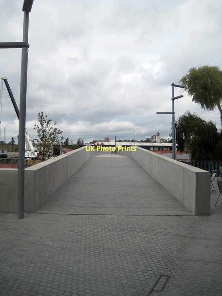 Photo 6"x4" The Hepworth Wakefield - footbridge 2 Wakefield\/SE3320 c2011