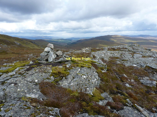 Photo 6"x4" A small cairn on the edge of Creag nan Gobhar Carn a' Choire Bhuidhe\/NH1816 c2011