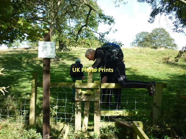 Photo 6"x4" Walking along the Wolds Way North Grimston c2011