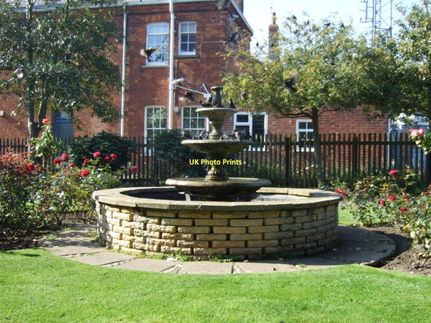 Photo 6"x4" Fountain in park, Filey Filey c2011
