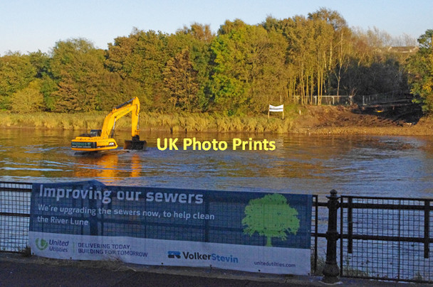 Photo 6"x4" Digger in the River Lune Lancaster c2011