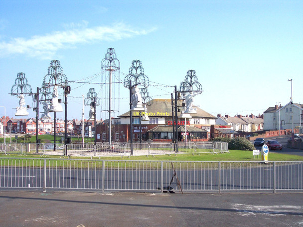 Photo 6"x4" The Gynn public house on North Shore Blackpool\/SD3136 c2011
