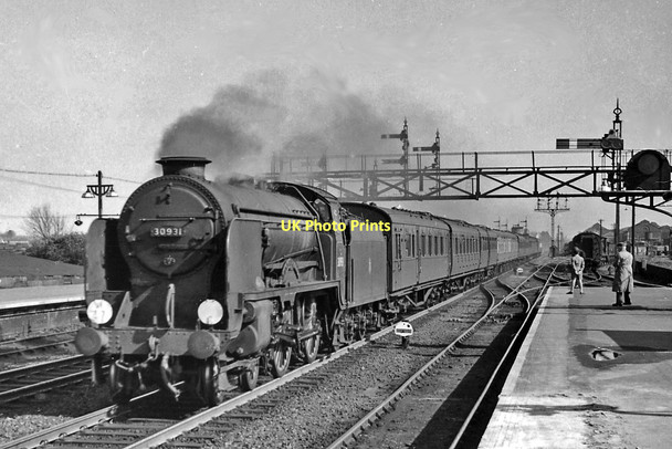 Photo 6"x4" Up express passing Ashford with a SR 'Schools' Ashford\/TR0042 c1957