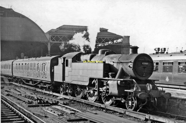 Photo 6"x4" London Bridge (Central) Station, with train for Tunbridge Wells West London c1959