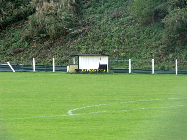 Photo 6"x4" Dugout, Brownlands Park, home of Luncarty Football Club Luncarty\/NO0929 c2011