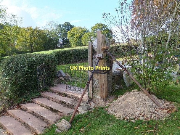 Photo 6"x4" First aid for a stone pillar Doddiscombsleigh c2011