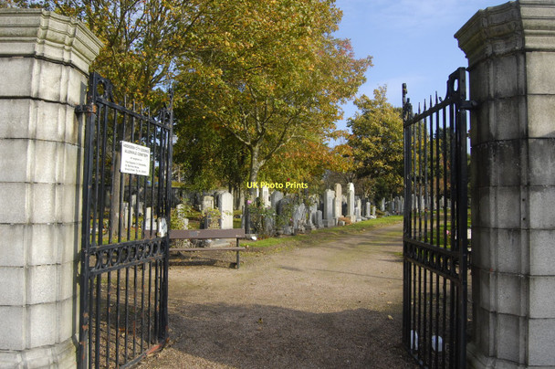 Photo 6"x4" Cemetery Gates Aberdeen\/NJ9206 c2011