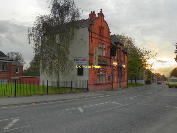 Photo 6"x4" Victoria Inn Failsworth c2011