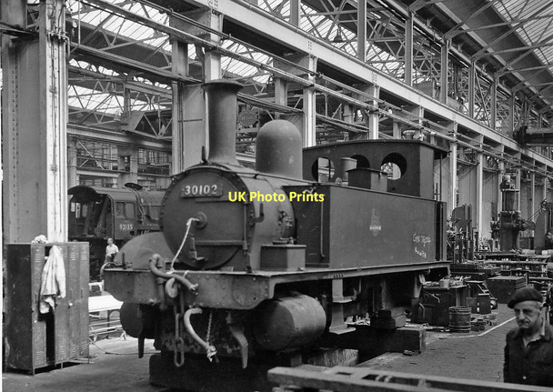 Photo 6"x4" Ex-LSW 0-4-0T inside Eastleigh Works Eastleigh\/SU4519 c1964