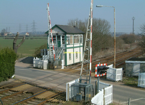 Photo 6"x4" Staythorpe Crossing Signal Box Staythorpe c2003