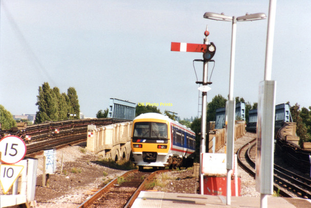 Photo 6"x4" Class 165 departs Greenford Station Middlesex Greenford\/TQ1382 c2000