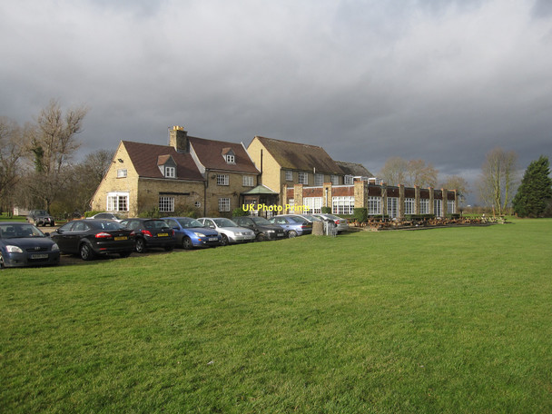 Photo 6"x4" Pike and Eel pub and hotel Church End\/TL3770 c2011