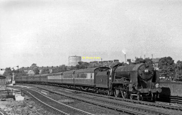 Photo 6"x4" Victoria - Ramsgate express passing Clapham (South London Line) station Clapham\/TQ2975 c1953