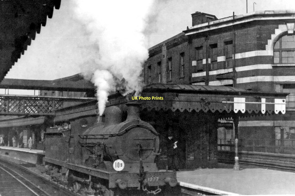 Photo 6"x4" London Bridge (Eastern) Station, with 0-6-0 passing London c1948