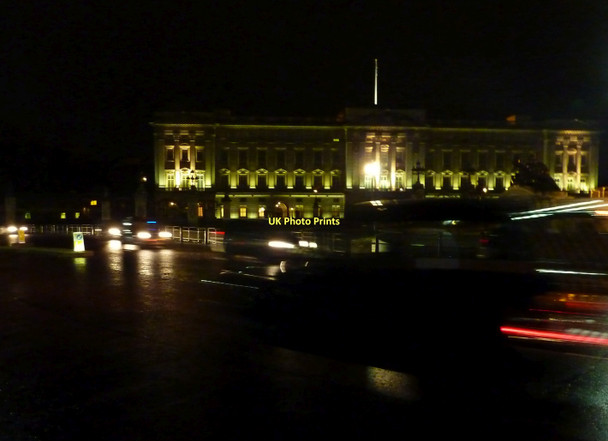 Photo 6"x4" Night time traffic at Buckingham Palace Westminster c2011