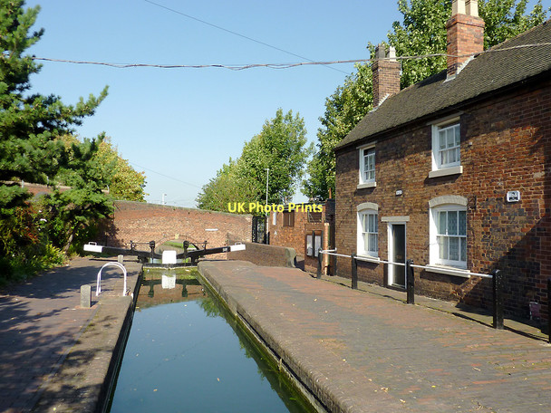 Photo 6"x4" Wolverhampton Top Lock (No 1) and cottages Wolverhampton c2011