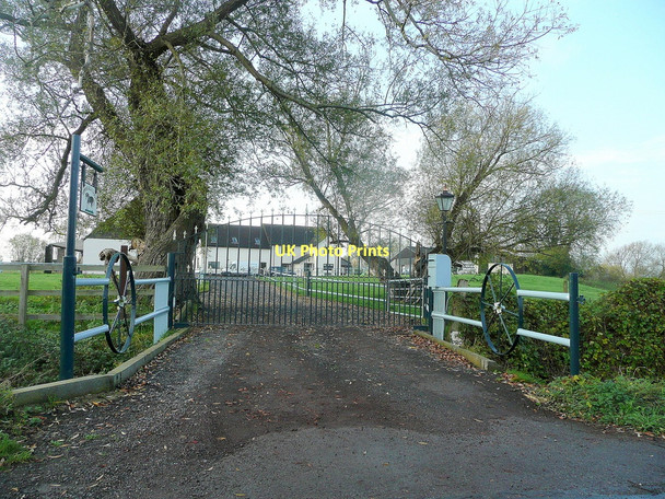 Photo 6"x4" Nice gates! Hempsted c2011