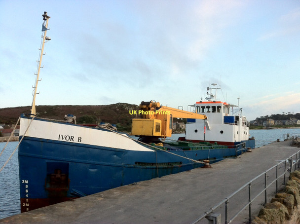 Photo 6"x4" Ivor B in New Grimsby Harbour New Grimsby c2011