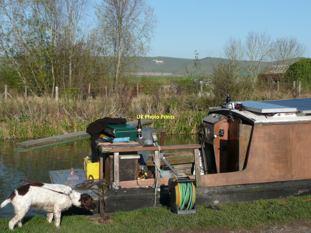 Photo 6"x4" Barge moored by the Barge Inn Honeystreet c2011