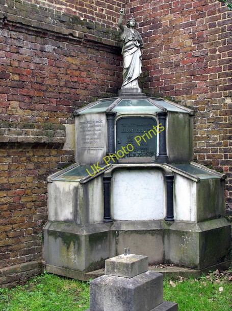 Photo 6"x4" St George, Esher, Surrey - Monument Esher c2005