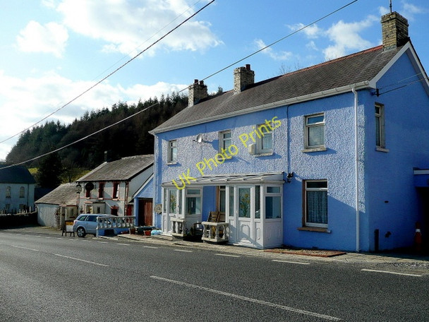 Photo 6"x4" Blue house and pub at Alltwalis Alltwalis c2010