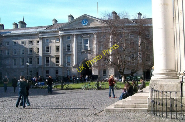 Photo 6"x4" Students relaxing on the steps of the Chapel Dublin\/O1534 c2010