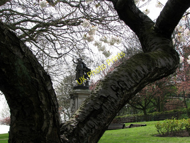 Photo 6"x4" Nottingham Castle: statue of Albert Ball, VC Nottingham\/SK5641 c2010
