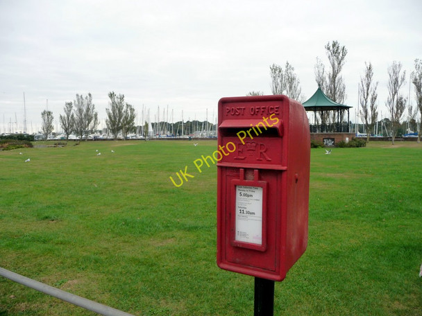 Photo 6"x4" Elizabeth II Postbox, Bath Road Recreation Ground, Lymington, Hampshire Lymington c2009