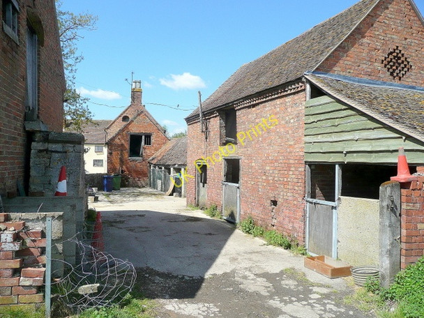 Photo 6"x4" Brick farm buildings Hardwicke\/SO9027 c2010
