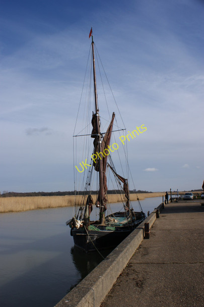 Photo 6"x4" Old Sailing Boat, Snape Maltings Gromford c2009