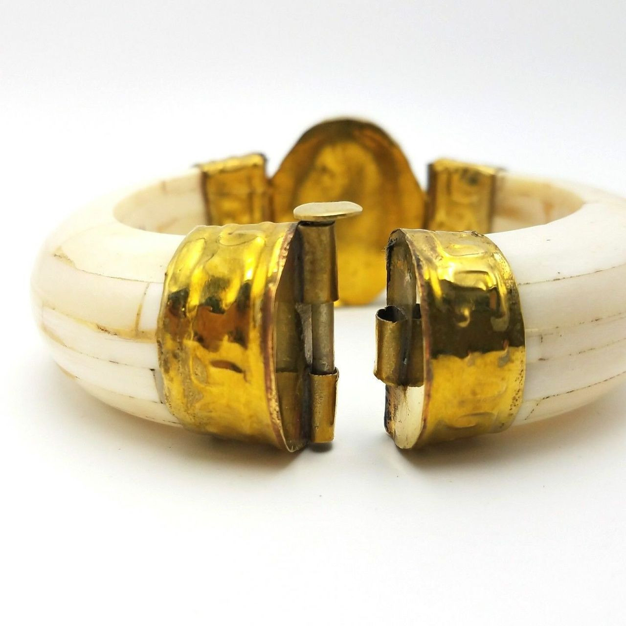 Chiara Hinged Bone Bracelet with Agate Cabochon