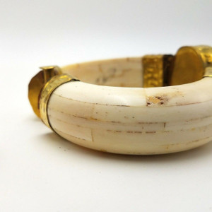 Chiara Hinged Bone Bracelet with Agate Cabochon