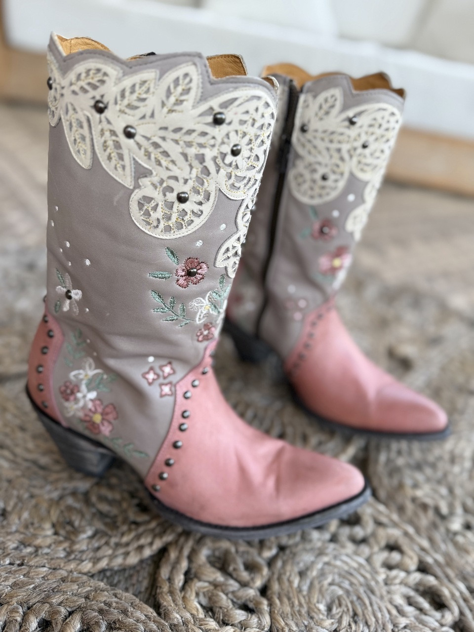 Old Gringo Elopement Opal Grey Tea Rose L3938-1