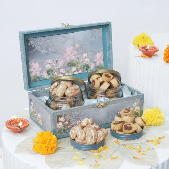 Bhakarwadi & Caramelized Pecan Gift Box