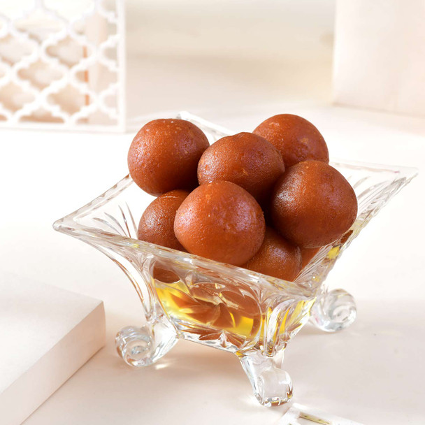Raja Rani Rakhi Set With Gulabjamun