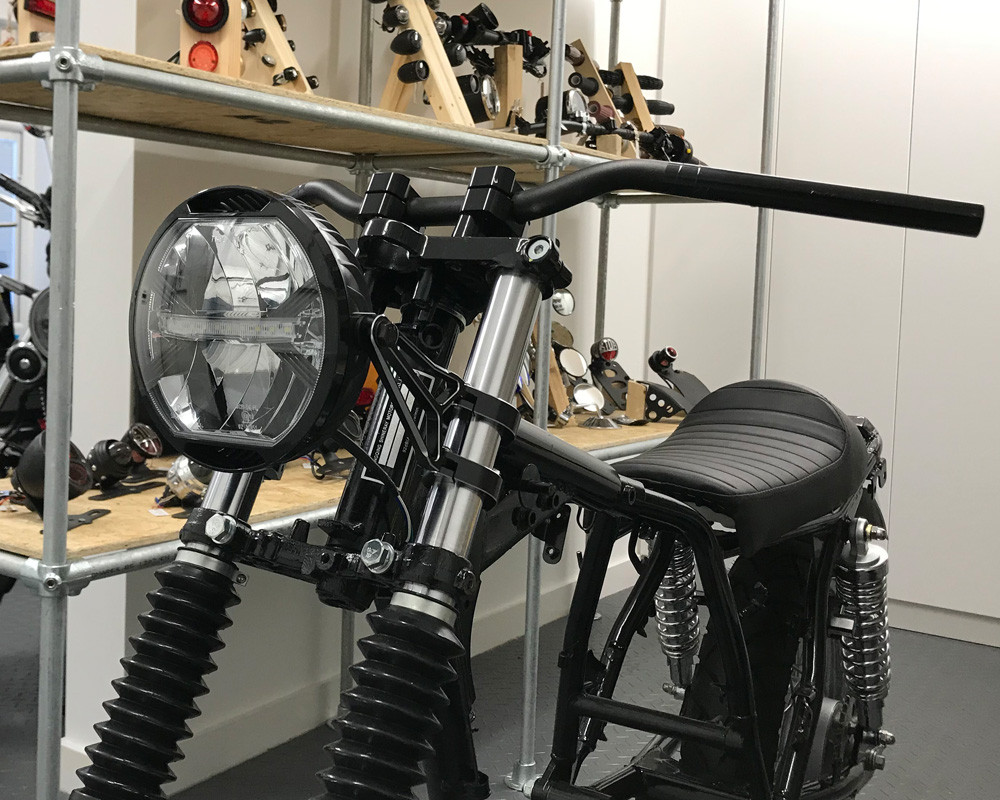 Alchemy Parts Phare Avant LED Pour Moto 165 Mm Avec Feux De Croisement Et Halo, Feux De Circulation Diurnes DRL, Homologués, Ajustement Universel Pour Café Racer | Modèles Roadster Et Streetfighter