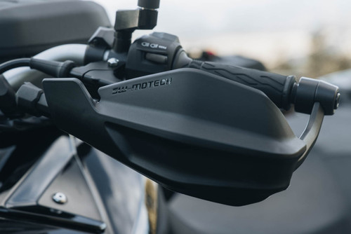 Adventure handguard kit Black. For 22-mm handlebars. 1-point attachment.