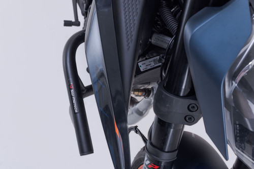 Crash bar Black. 125/390 Duke (23-), Svartpil/Vitpil 401.