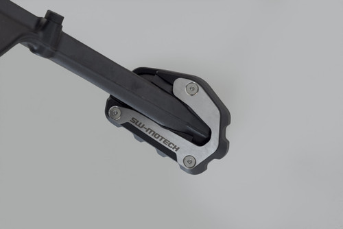 Extension for side stand foot Black/Silver. BMW R 1300 GS (23-)/Adv (24-). Extension for side stand foot Black/Silver. BMW R 1300 GS (23-)/Adv (24-).
