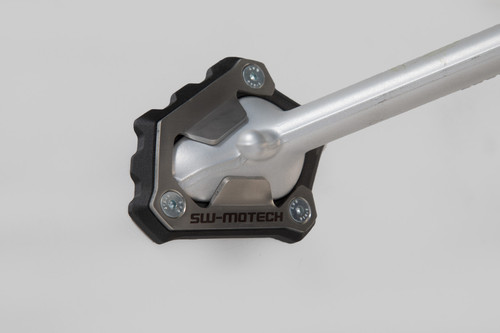 Extension for side stand foot Black/Silver. Triumph 1200 models (18-). Extension for side stand foot Black/Silver. Triumph 1200 models (18-).