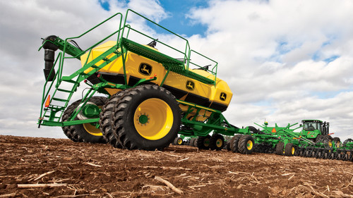 https://www.deere.com/assets/images/region-4/products/seeding-equipment/1910-air-commodity-cart/1910_tow_behind_r4a022617_large_d4e93c031505d59230a7c21972f42338b4e73c91.jpg