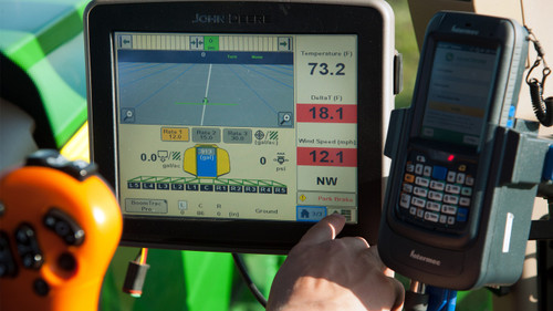 https://www.deere.com/assets/images/region-4/products/precision-ag-technology/field-water-management/jd-mobile-weather/jd_mobile_weather_r4a028695_large_b3051fff5e0f651e9703deba3e81b5731574b506.jpg