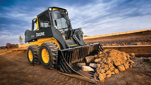https://www.deere.com/assets/images/common/industries/construction/320E_Skid_Steer_RockBucket_2upBlkNest_Large_600x338_R4A031063_FUEL_RGB_72dpi.jpg