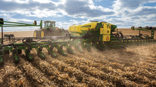 https://www.deere.com/assets/images/region-4/products/precision-ag-technology/guidance/autotrac/autotrac_r4a056399_large_1183273a9a05eb21d63bd4fa577185809903f6e6.jpg