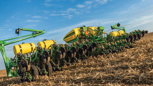 https://www.deere.com/assets/images/region-4/products/planting-equipment/drawn-planters/1795-16row-split-31-or32/1795_planter_16r_31_32_r4g000220_large_eccb4d1c6d032ef18659f6b1fd838eb5c563b9a1.jpg