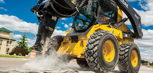 https://www.deere.com/assets/images/common/industries/construction/hammer_shortnarrow_large_876x420_r4d079105_rrd_RGB_72dpi.jpg