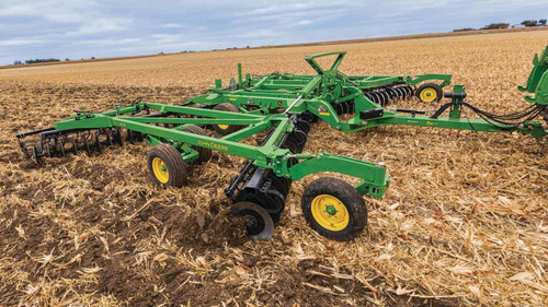 https://www.deere.com/assets/images/region-4/products/tillage/disks/2630/2630_tillage_disk_r4d094739_large_ddfed7a819ab62be2c321502ffe9c0352cb1cd16.jpg