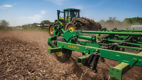 https://www.deere.com/assets/images/region-4/products/tractors/4-wheel-drive-tractors/9r440_r4f105936_1024x576_large_8da1947d6abab85532cdd685b6d5db4dff31e576.jpg