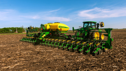 https://www.deere.com/assets/images/region-4/products/planting-equipment/db-planters/db44-24-row-22-planter/db44_24row22_planter_r4d067600_large_700563881df31ab54e2b4473c177ac00a3c0a89f.jpg